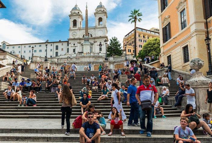 Штраф в €400 ввели в Риме за сидение на ступеньках Испанской лестницы