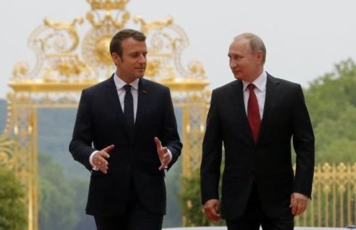 В Facebook президента Франции появился пост на русском языке