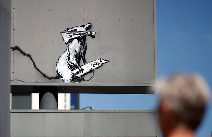 Граффити художника Бэнкси украли с улицы в Париже