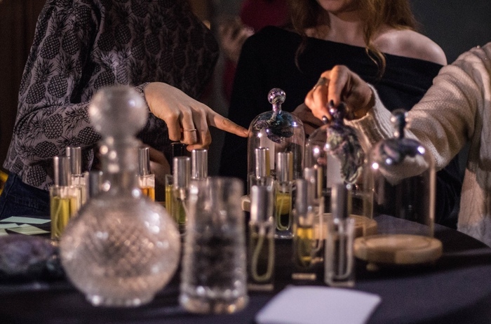 Выставка парфюмерии, созданной по мотивам книг, открылась в Петербурге