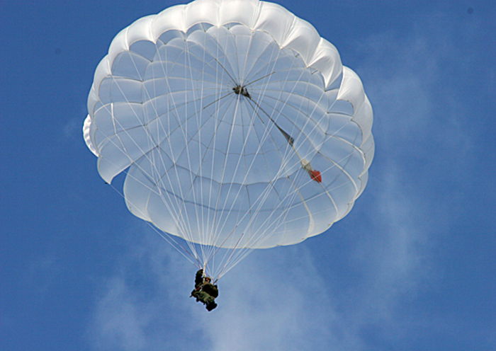 Российских десантников научат прыжкам с парашютом в шлемах виртуальной реальности