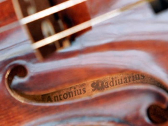 Наследник нашел скрипку Страдивари в квартире умершей тети в Тульской области
