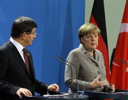 Меркель потребовала у Давутоглу остановить поток нелегалов 