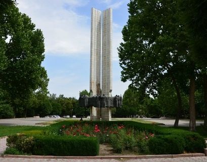 Атамбаев открыл сквер Дружбы народов России и Киргизии