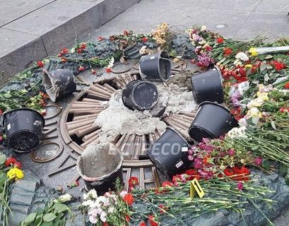 Новый акт вандализма у Вечного огня в Киеве