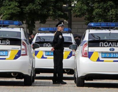 "Коктейлями Молотова" забросали банк в Киеве