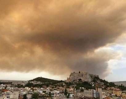 Огонь привел к эвакуации жителей пригородов Афин