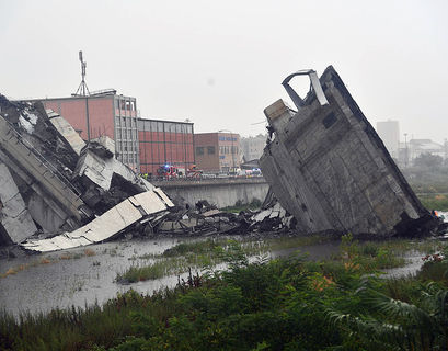 Мост обрушился в Генуе, погибли 22 человека