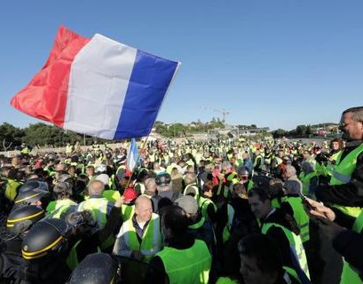 После протестов французское правительство ввело мораторий на рост топливных налогов