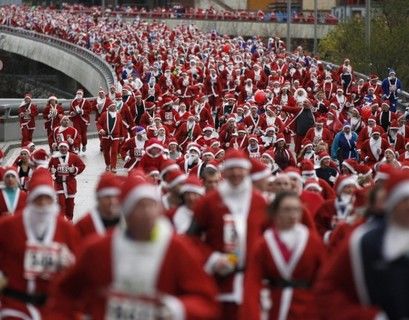 Тысячи Санта-Клаусов пробежали в Великобритании и сотни съехали на горных лыжах в США
