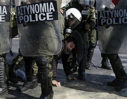 Траурный митинг в Греции сопровождался применением слезоточивого газа