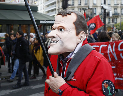 Во Франции арестовали трех человек за «казнь» Макрона