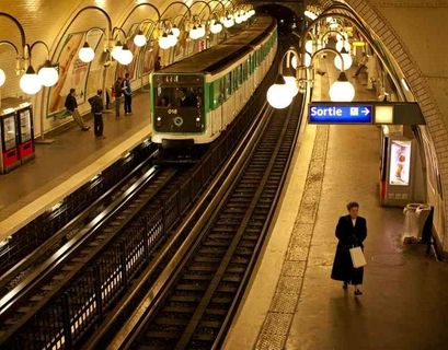 Пассажир метро плеснул кислотой в лицо оппонента в Париже