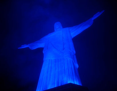 Статуя Христа в Рио-де-Жанейро засветилась синим