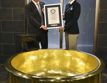Золотая ванна весом 150 кг появилась на курорте в Японии