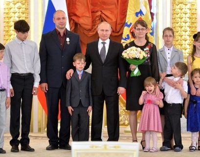 Многодетные семьи получили ордена "Родительской славы" от президента