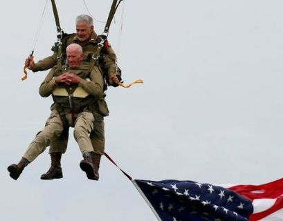 97-летний ветеран прыгнул с парашютом в честь высадки в Нормандии