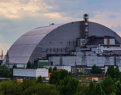 Чернобыльскую АЭС укрыли новым "саркофагом"