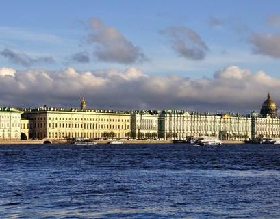 Прогулочный теплоход попробовал на прочность набережную в Санкт-Петербурге