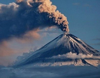 Самый высокий вулкан Евразии выбросил столб пепла на высоту 5,5 км
