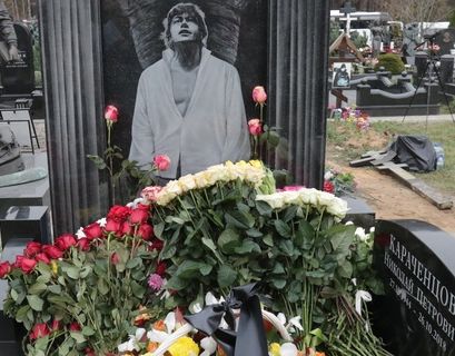 Памятник на могиле Караченцова открыли в день его рождения