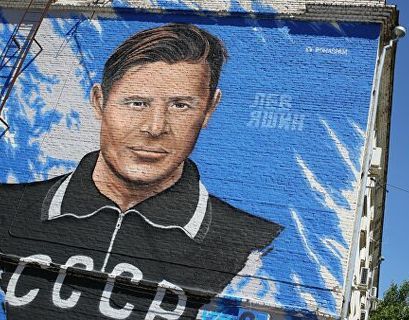 Российские артисты и политики играют в "арт-футбол" в честь юбилея Льва Яшина
