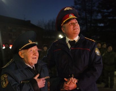 Сотрудники следственного управления Смоленской области подарили салют ветерану Великой Отечественной