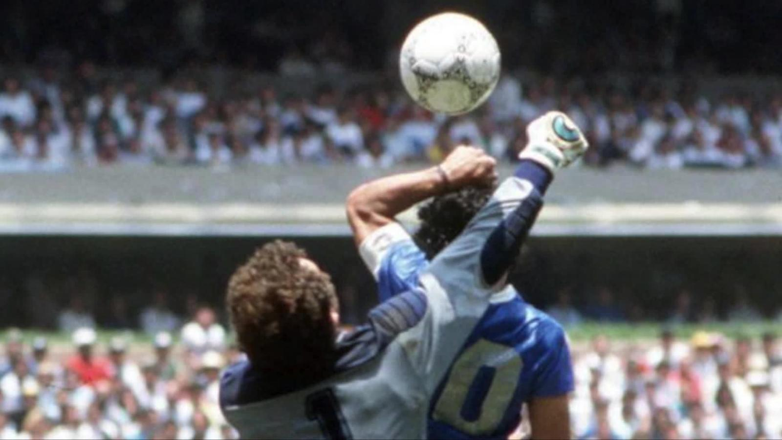 Это была рука бога. Марадона Аргентина Англия 1986. Диего Армандо Марадона рука Бога. Футбол рука Бога Марадона. Аргентина Англия ЧМ 1986.