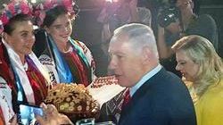  В Киеве супруга Нетаньяху бросила кусок приветственного каравая на землю
