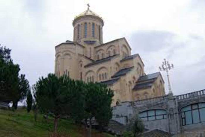 В Тбилиси потушили Собор Святой Троицы