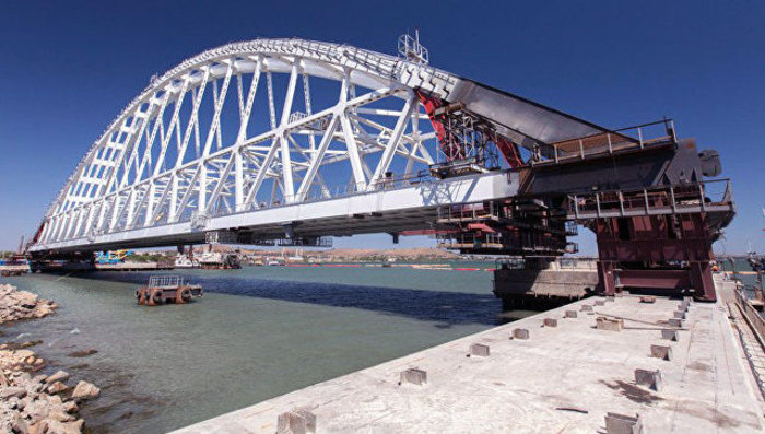 В Крыму готовится подъемное оборудование для автомобильной арки моста