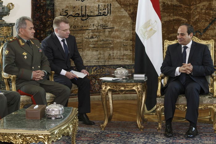 Шойгу провел переговоры с президентом и главой Минобороны Египта