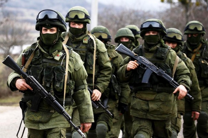 Зарплаты и пенсии военным поднимают в России