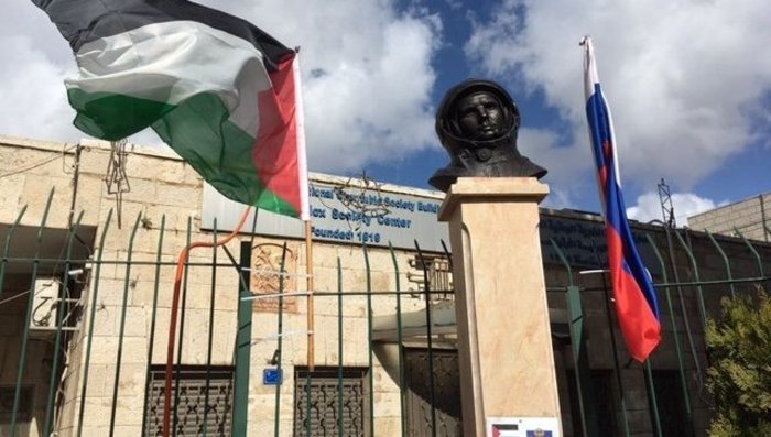 В палестинском Вифлееме появился бюст Гагарина
