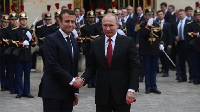 Макрон держит курс на укрепление отношений с Россией - МИД Франции  