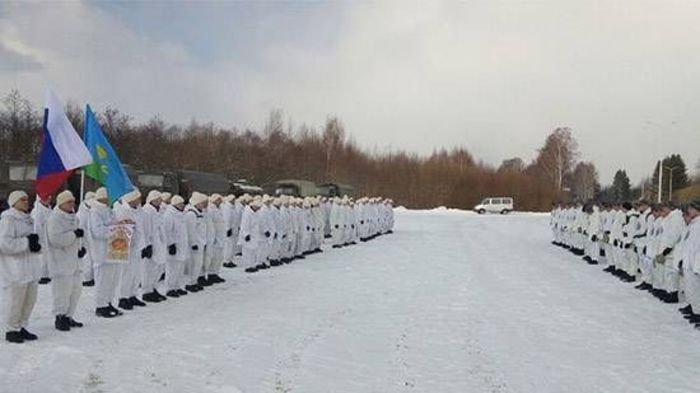 Российские и белорусские десантники провели лыжный переход в честь 100-летия Красной армии