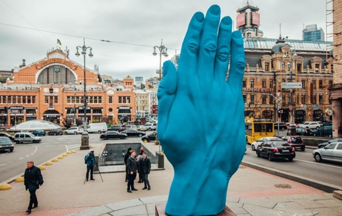Ленина заменила синяя рука в Киеве 