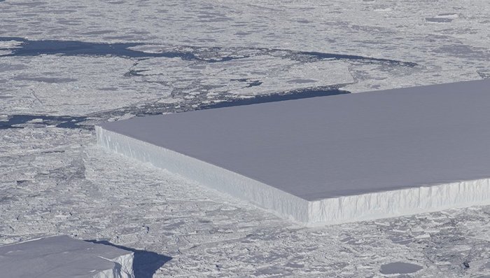 Странный айсберг нашли в Антарктиде