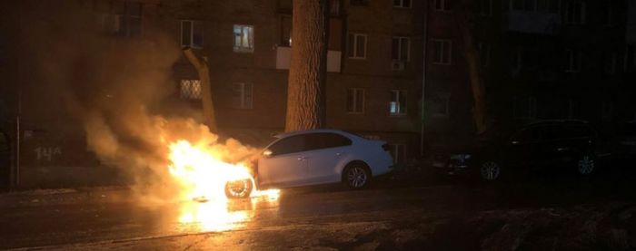 В Киеве подожгли автомобиль с российскими дипномерами