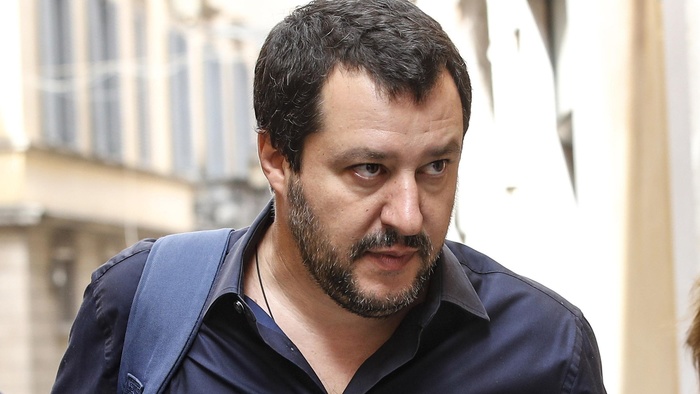 Глава МВД Италии раскатал бульдозером виллы цыганской мафии
