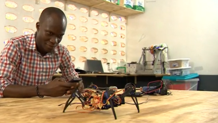 В Того новаторы-предприниматели превращают мусор в роботов