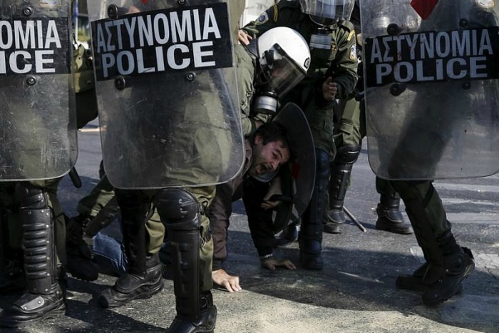 Траурный митинг в Греции сопровождался применением слезоточивого газа