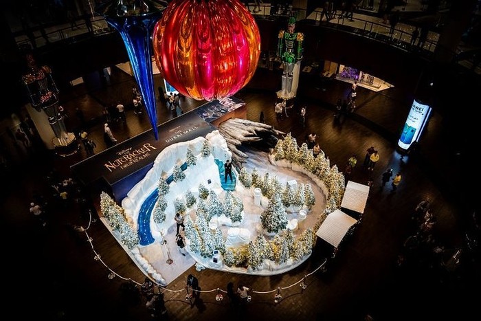 Крупнейший в мире новогодний шар установлен в Дубае 