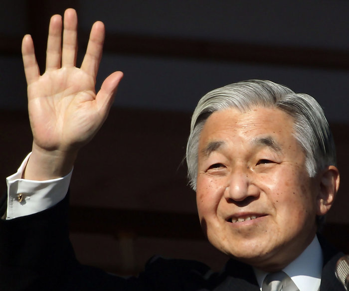 Рекордное число людей поздравило японского императора с днем рождения