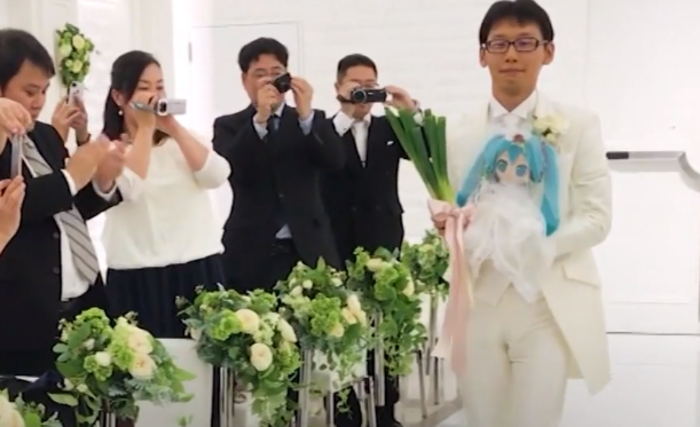 В Токио невестой стала голограмма