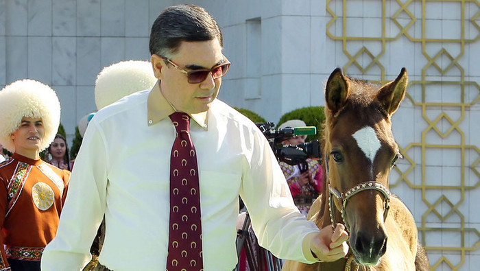 Глава Туркмении прочитал рэп про коня