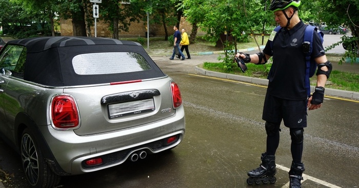 Московские инспекторы парковок встали на ролики