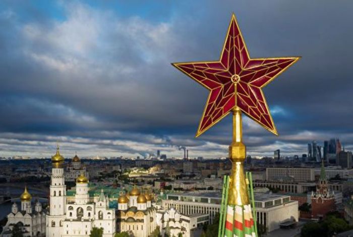 Половина россиян не знает названия праздника, отмечаемого 12 июня
