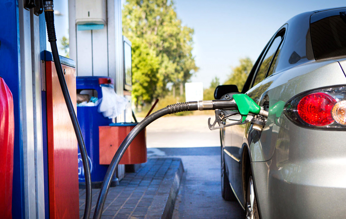 Правительство решило не контролировать цены на бензин