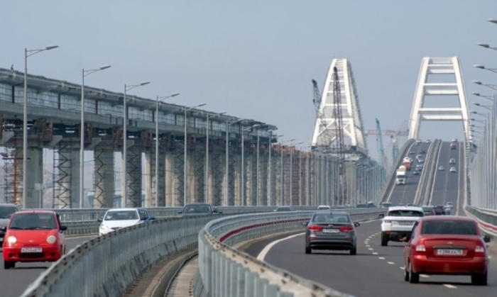 Водителя наказали за езду со скоростью 243 км/ч по Крымскому мосту